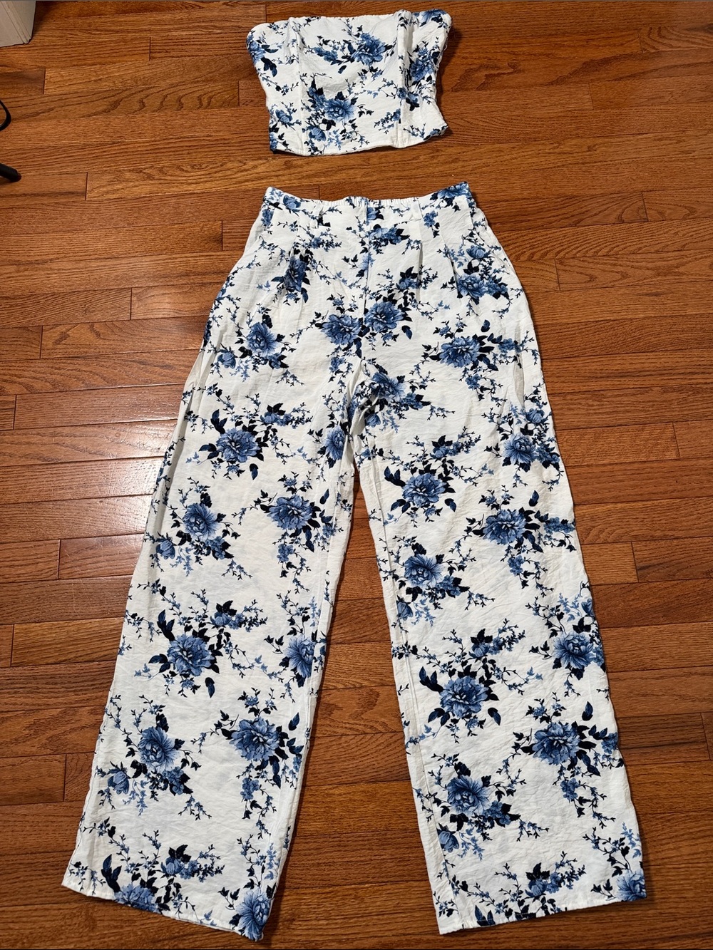 NWT Women’s Blue Floral Wide-Leg Pants and crop top set- White & Blue size M